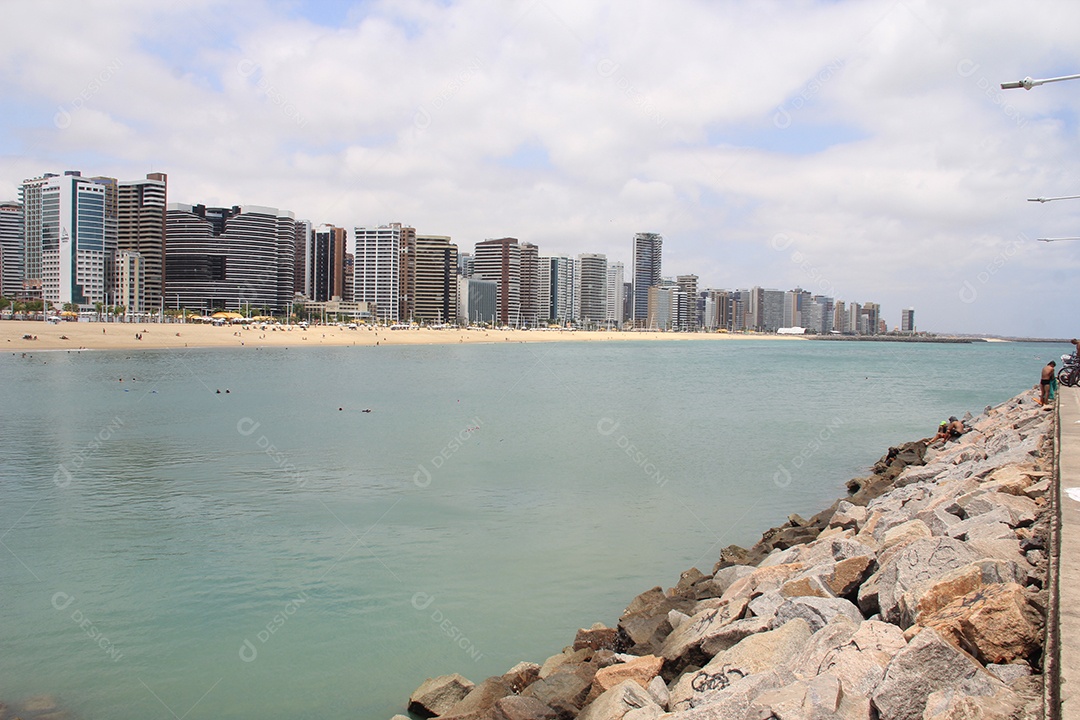 Cidade beira mar, aguas azuis