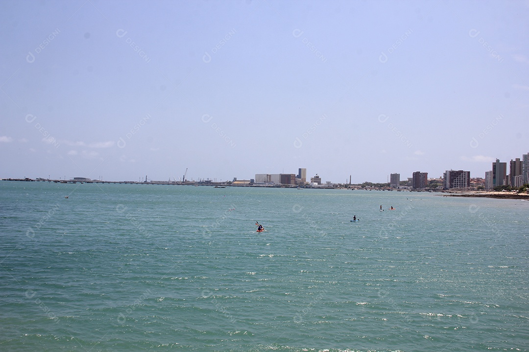 Cidade beira mar, aguas azuis