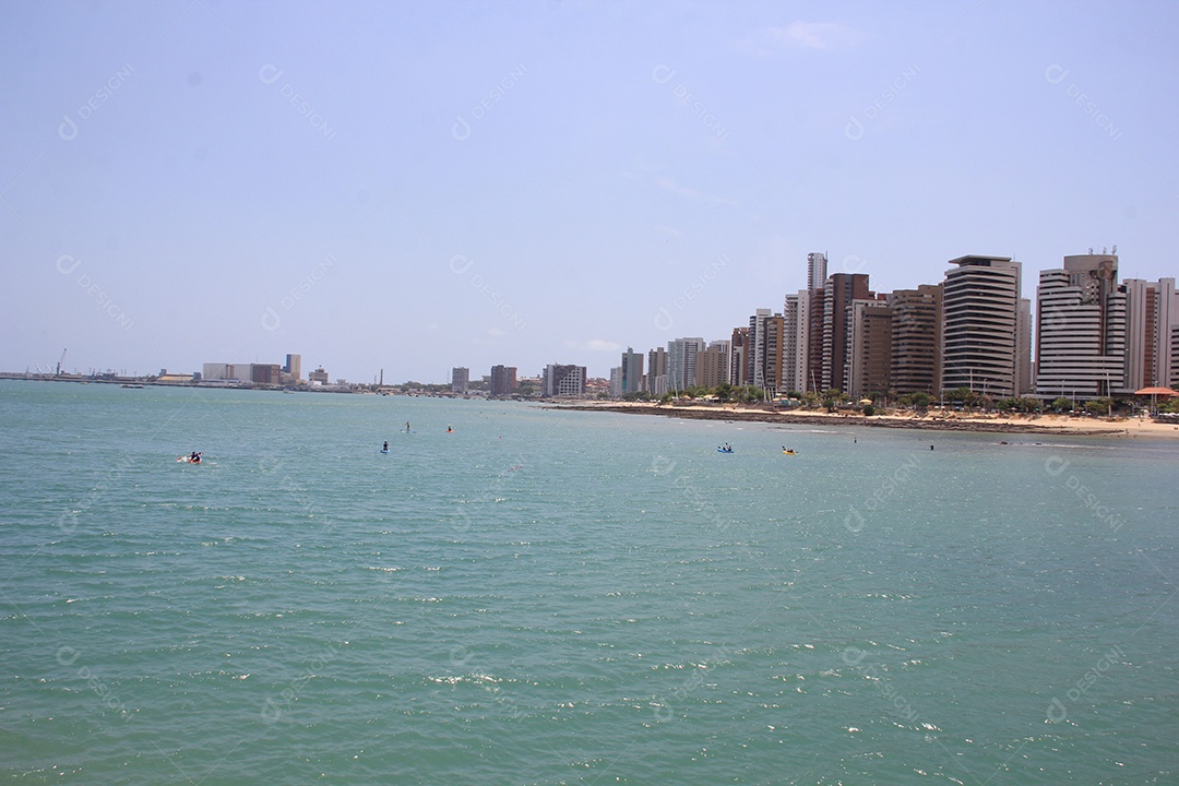 Cidade beira mar, aguas azuis