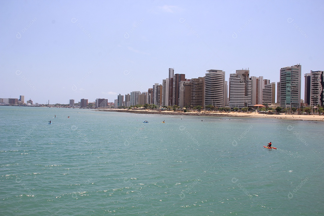 Cidade beira mar, aguas azuis