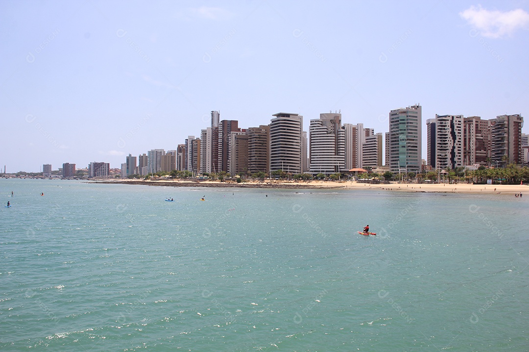 Cidade beira mar, aguas azuis