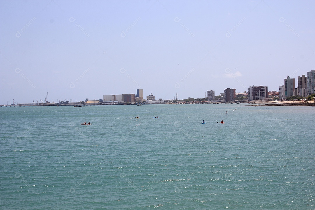 Vista superior de uma cidade beira mar