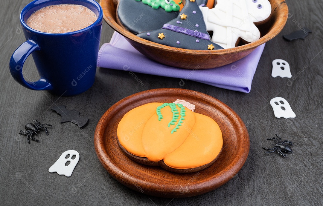 Pães de gengibre de Halloween, abóbora, múmia, chapéu de bruxa em um prato com sagacidade