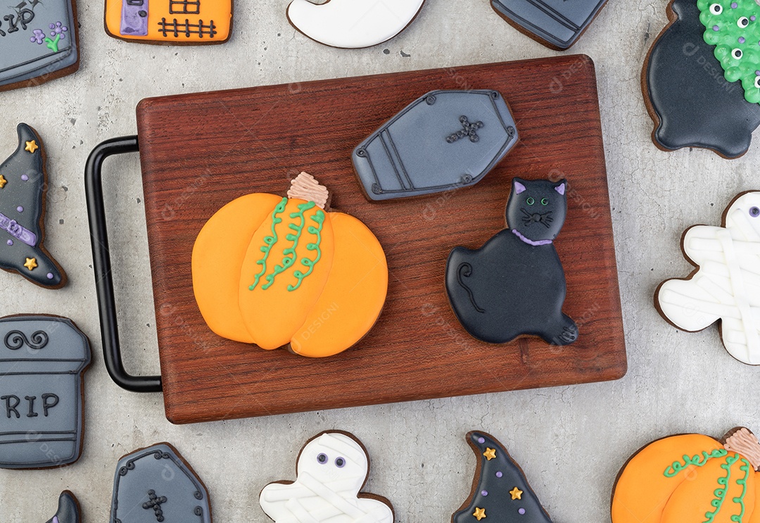 Pão de gengibre de Halloween, abóbora, lápide, gato preto em uma placa