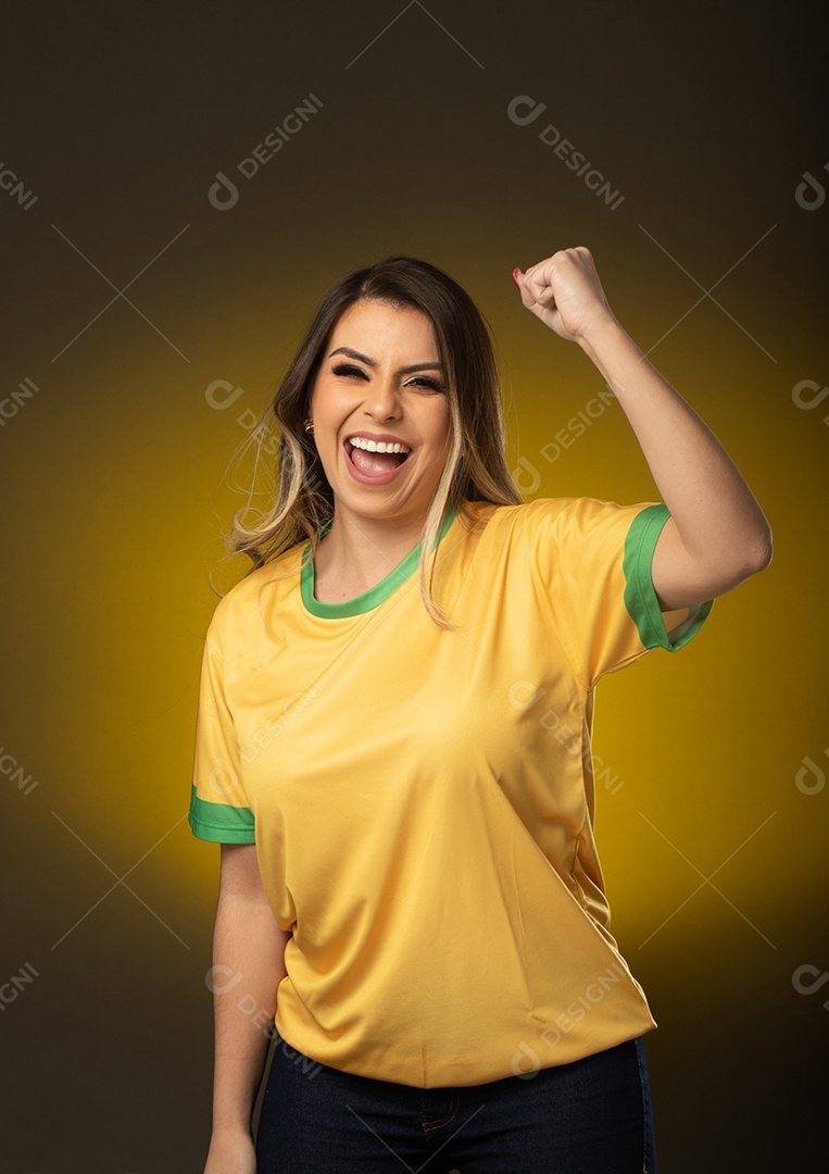 Fã brasileira comemorando no gol futebol