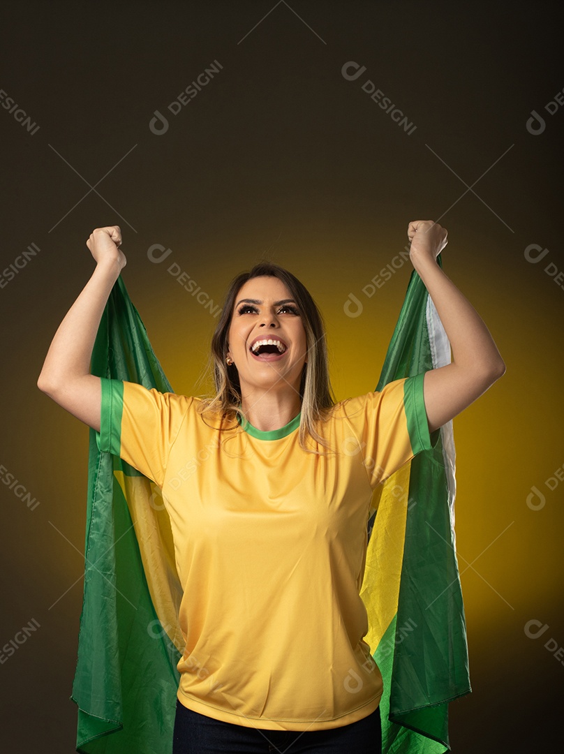 Fã brasileira comemorando no gol futebol