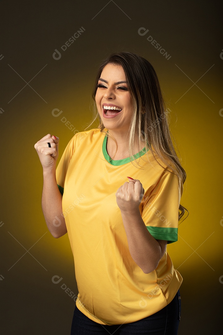 Fã brasileira comemorando no gol futebol