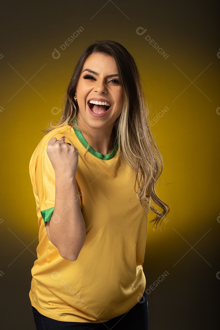 Fã brasileira comemorando no gol futebol