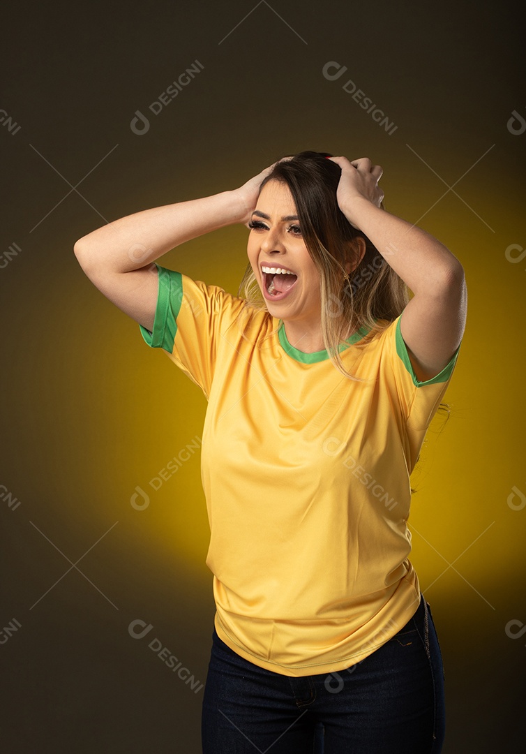 Fã brasileira comemorando no gol futebol