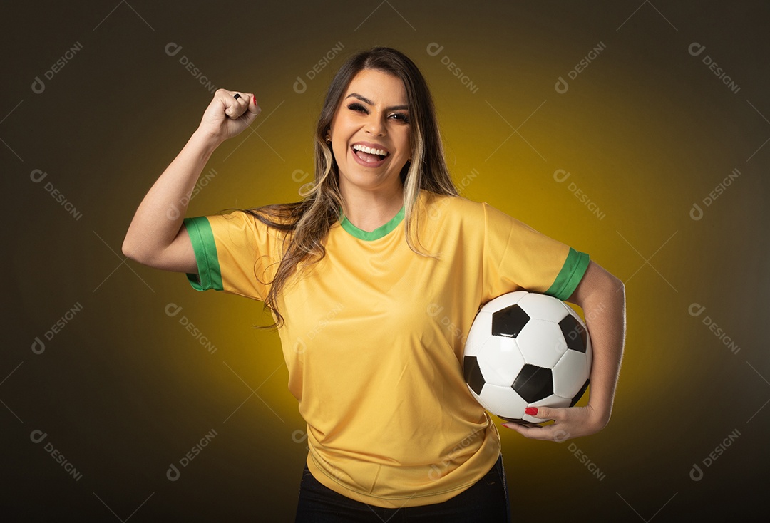 Fã brasileira comemorando no gol futebol