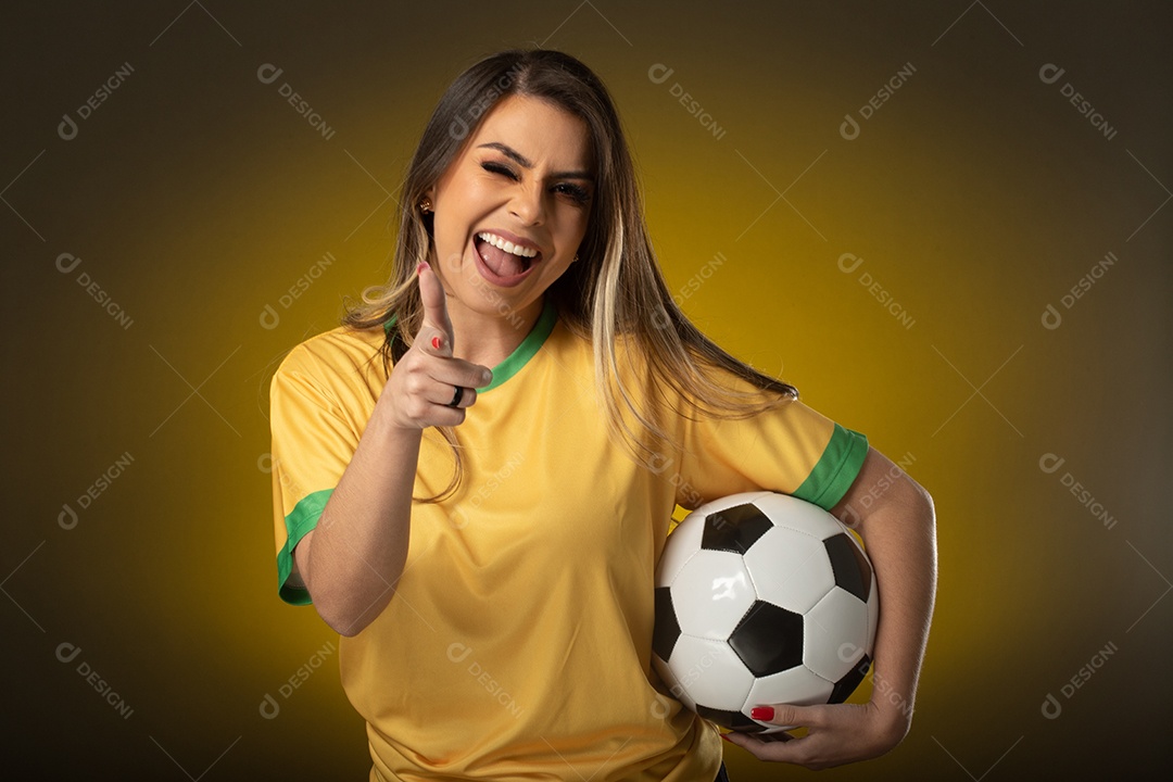 Fã brasileira comemorando no gol futebol