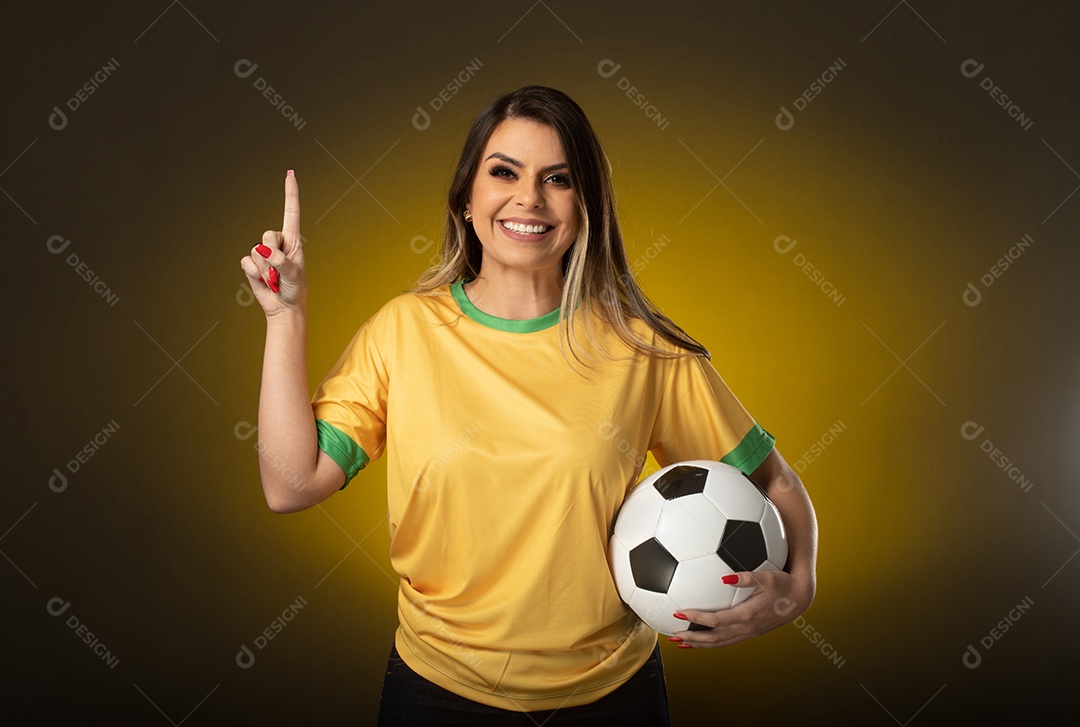 Fã brasileira comemorando no gol futebol