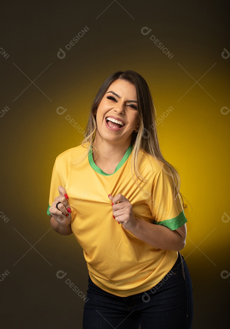 Fã brasileira comemorando no gol futebol