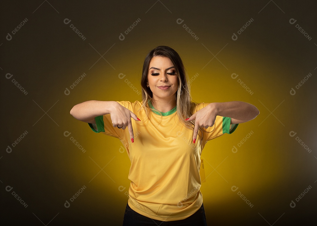 Fã brasileira comemorando no gol futebol