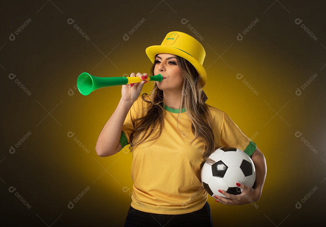 Fã brasileira comemorando no gol futebol