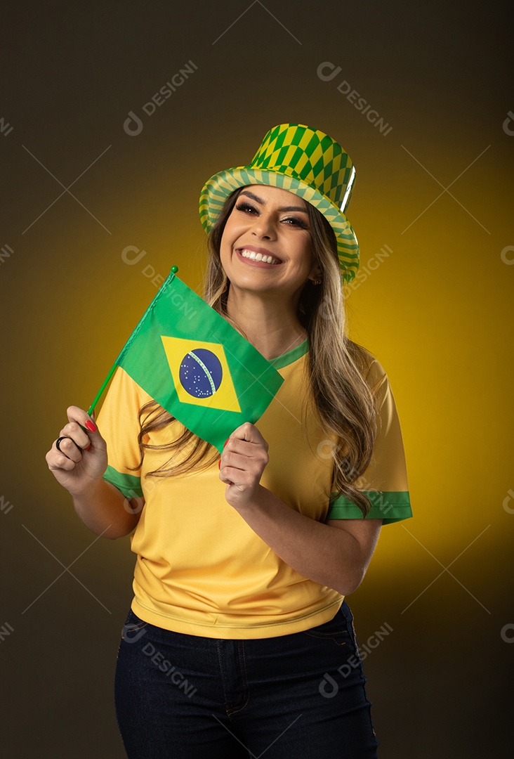 Fã de futebol de mulher torcendo por seu clube e time favoritos