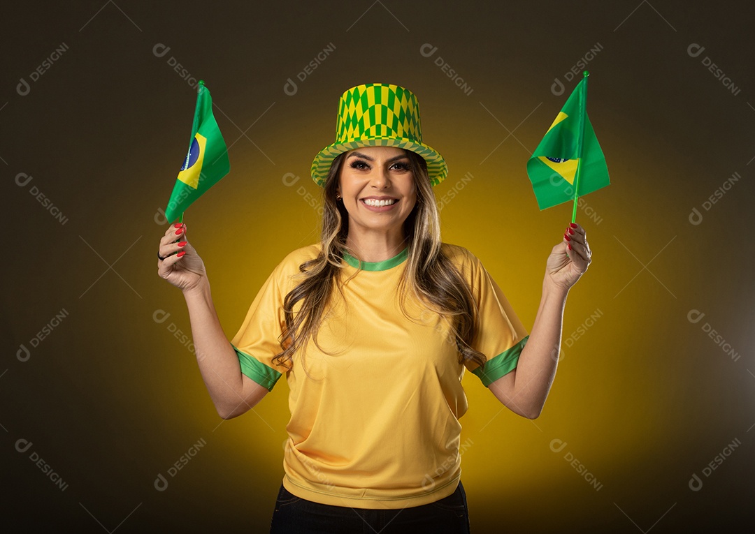 Fã de futebol de mulher torcendo por seu clube e time favoritos