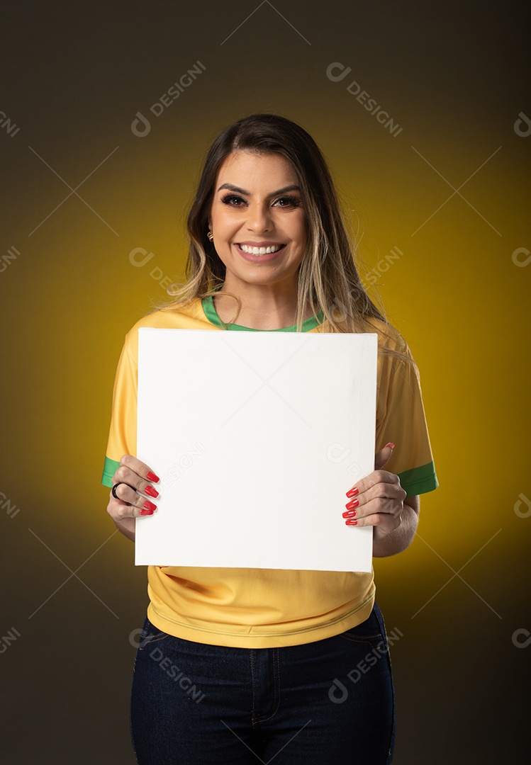 Fã de futebol de mulher torcendo por seu clube e time favoritos