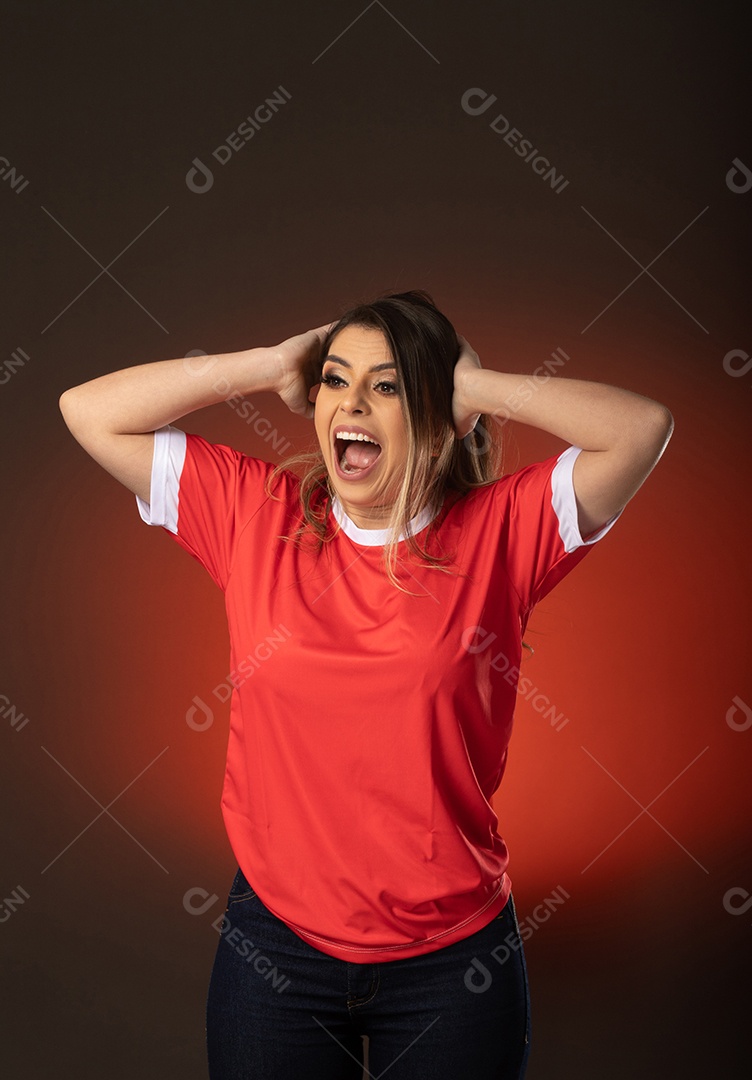 fã de futebol de mulher torcendo por seu clube e time favoritos. mundo