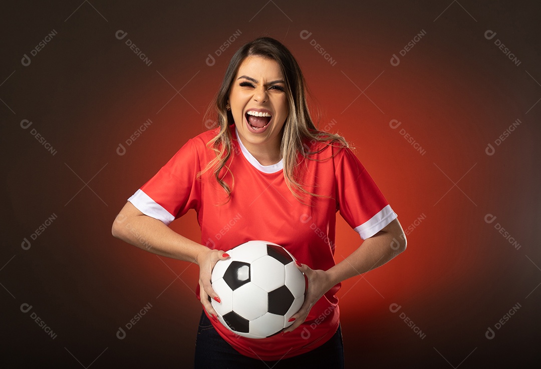 fã de futebol de mulher torcendo por seu clube e time favoritos. mundo