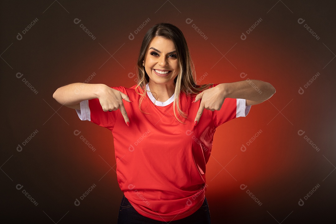 fã de futebol de mulher torcendo por seu clube e time favoritos. mundo