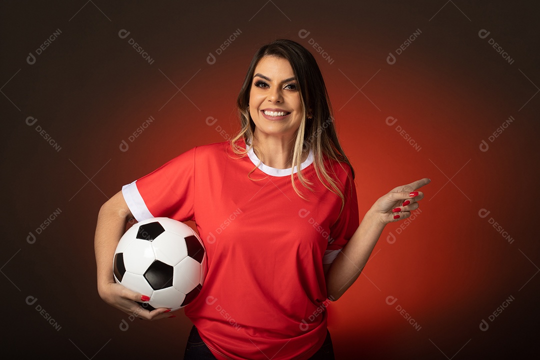 fã de futebol de mulher torcendo por seu clube e time favoritos. mundo