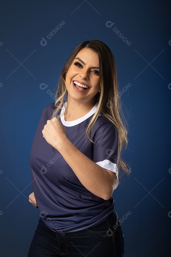 fã de futebol de mulher torcendo por seu clube e time favoritos. mundo