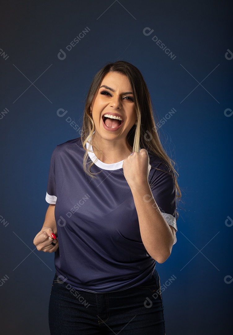 fã de futebol de mulher torcendo por seu clube e time favoritos. mundo