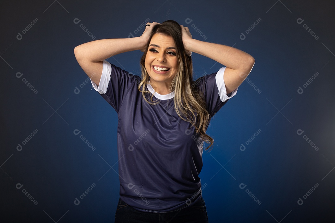 fã de futebol de mulher torcendo por seu clube e time favoritos. mundo