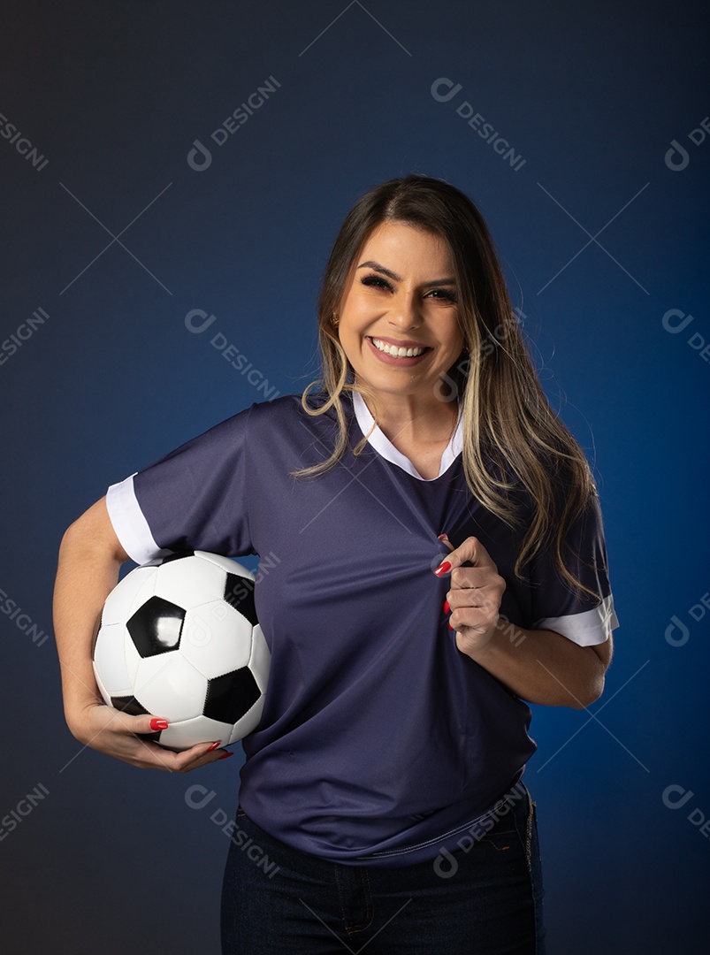 fã de futebol de mulher torcendo por seu clube e time favoritos. mundo