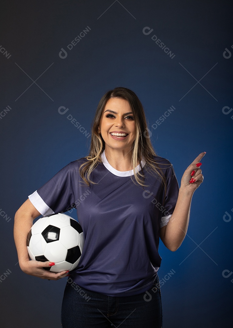 fã de futebol de mulher torcendo por seu clube e time favoritos. mundo