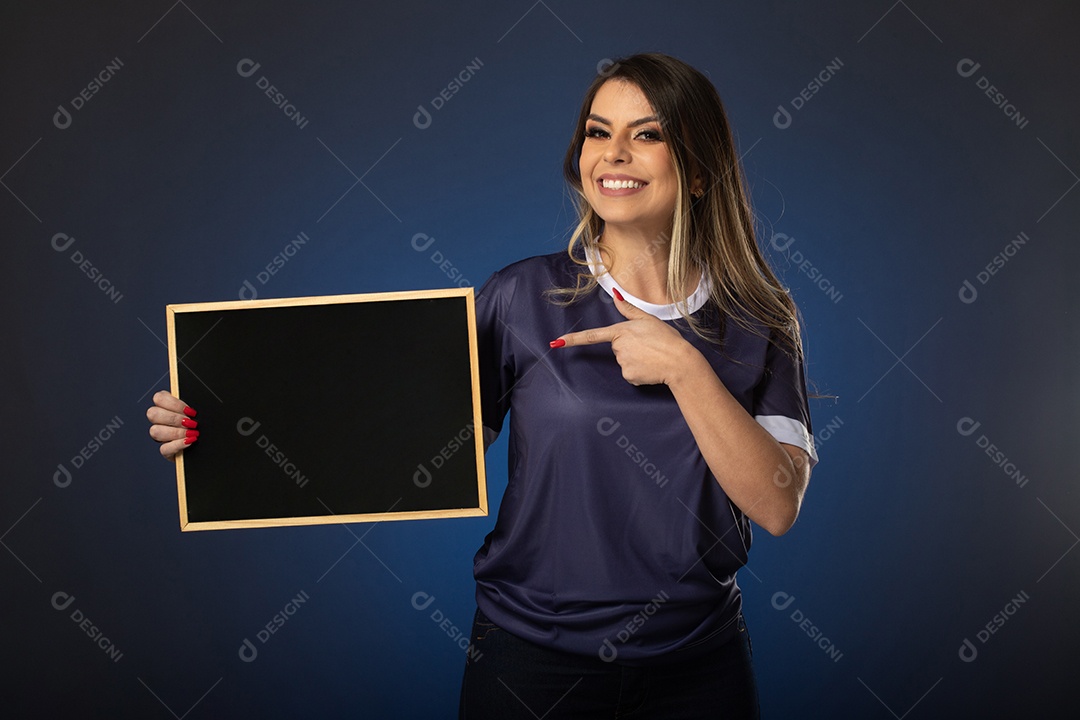 fã de futebol de mulher torcendo por seu clube e time favoritos. mundo