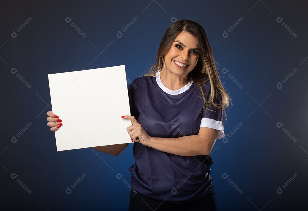 fã de futebol de mulher torcendo por seu clube e time favoritos. mundo