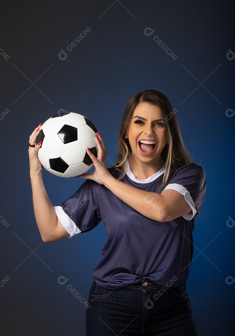 fã de futebol de mulher torcendo por seu clube e time favoritos. mundo