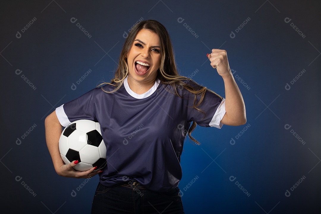 fã de futebol de mulher torcendo por seu clube e time favoritos. mundo