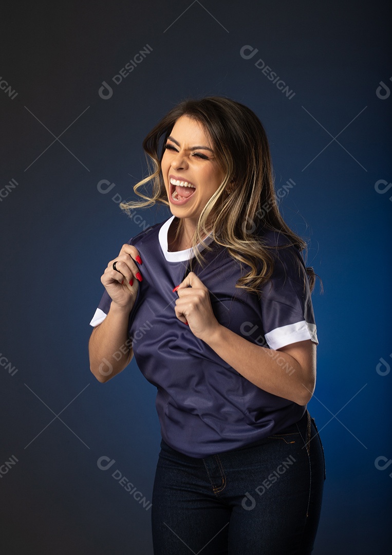 fã de futebol de mulher torcendo por seu clube e time favoritos. mundo