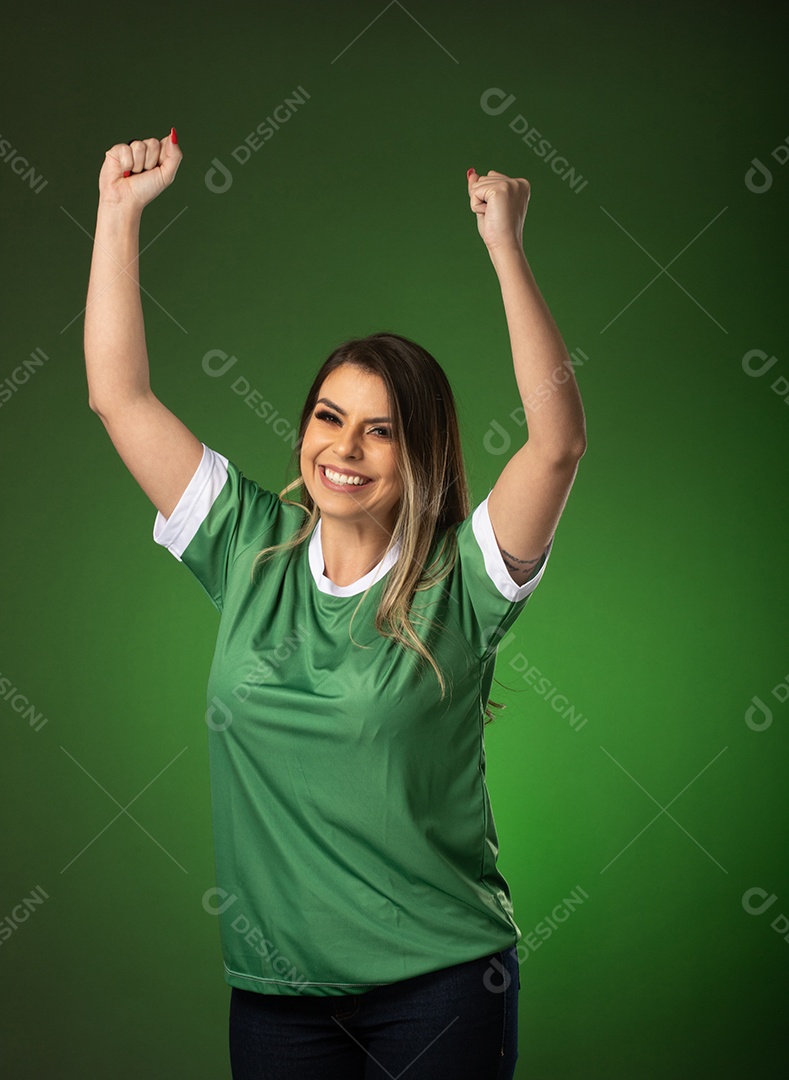 fã de futebol de mulher torcendo por seu clube e time favoritos. mundo