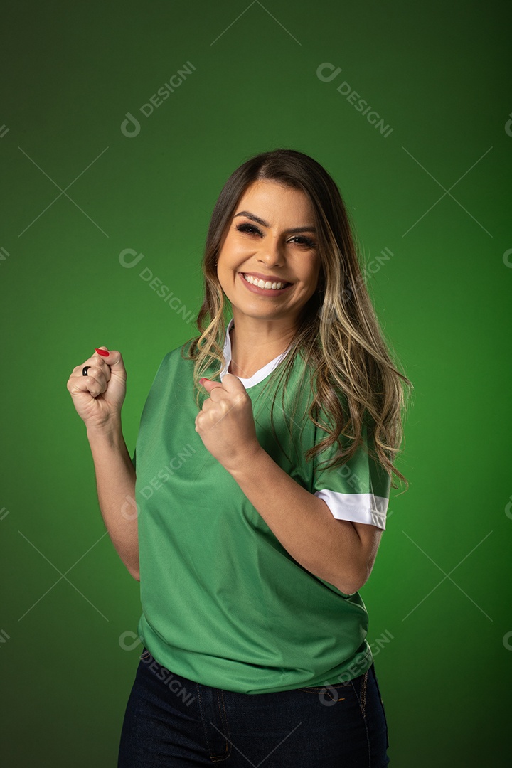 fã de futebol de mulher torcendo por seu clube e time favoritos. mundo