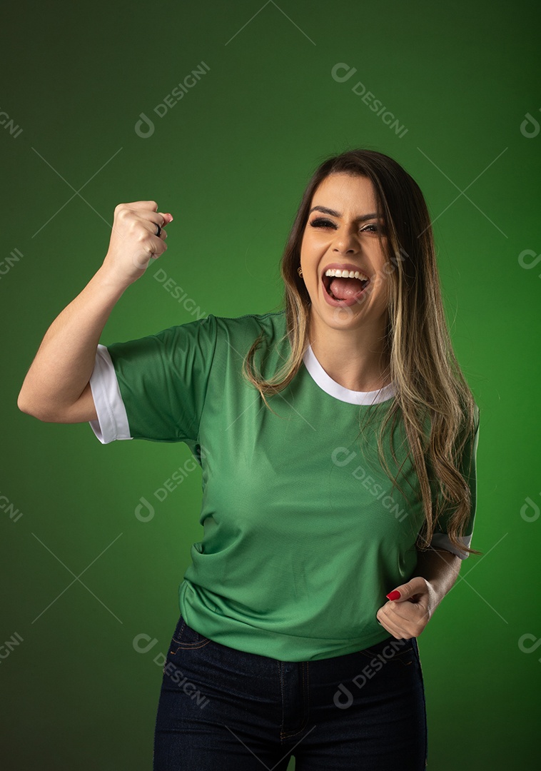 fã de futebol de mulher torcendo por seu clube e time favoritos. mundo