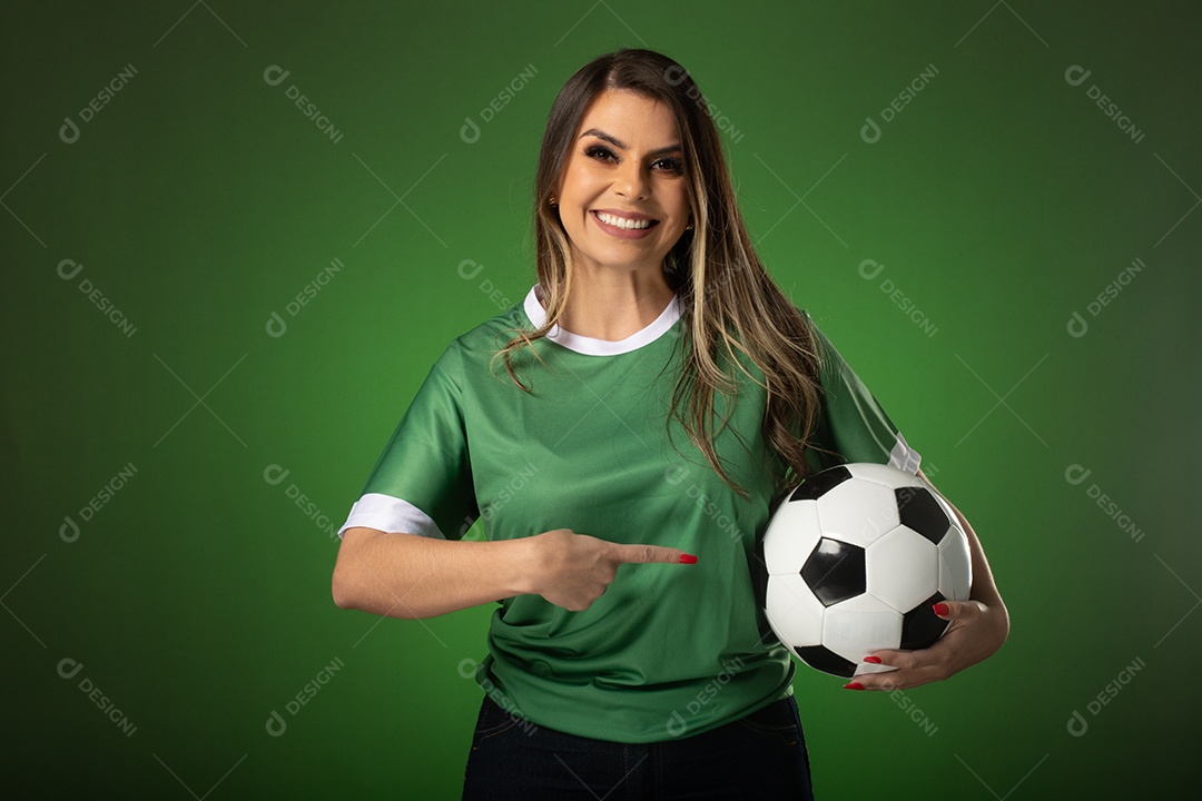 fã de futebol de mulher torcendo por seu clube e time favoritos. mundo