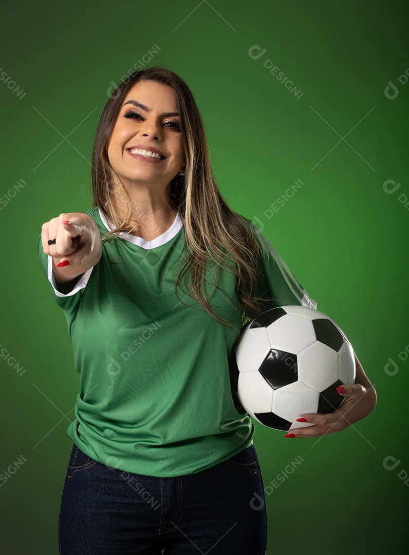 fã de futebol de mulher torcendo por seu clube e time favoritos. mundo
