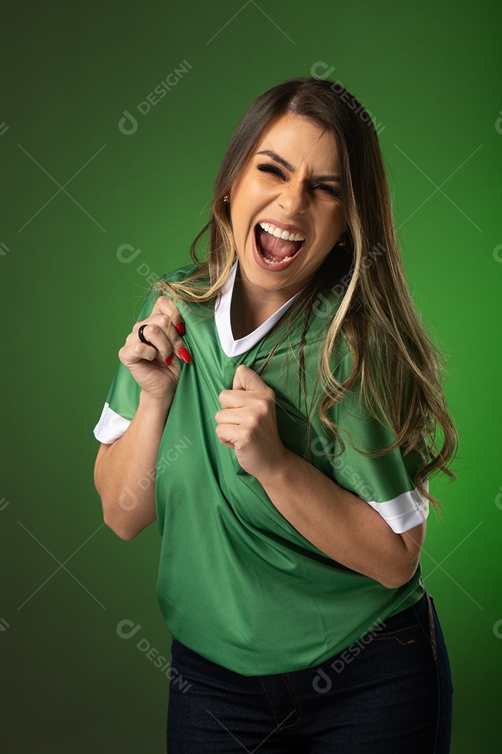 fã de futebol de mulher torcendo por seu clube e time favoritos. mundo