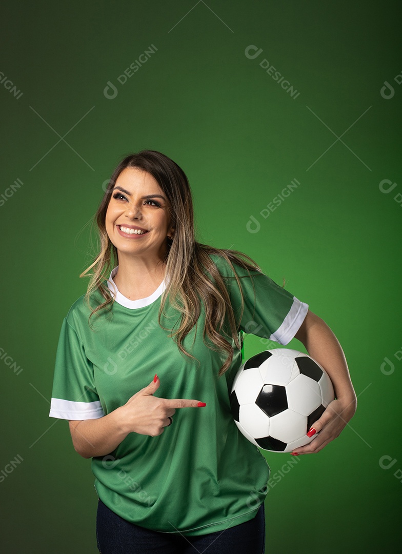 Fã de futebol de mulher torcendo por seu clube e time favoritos