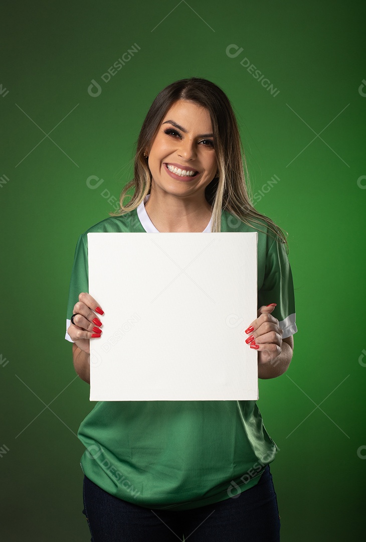 Fã de futebol de mulher torcendo por seu clube e time favoritos