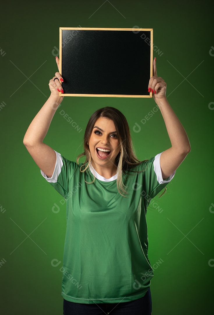 Fã de futebol de mulher torcendo por seu clube e time favoritos