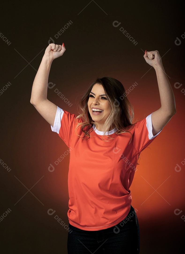 Fã de futebol de mulher torcendo por seu clube e time favoritos