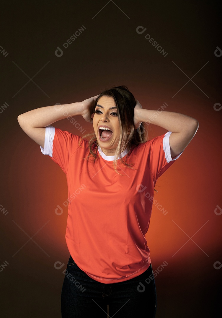 Fã de futebol de mulher torcendo por seu clube e time favoritos