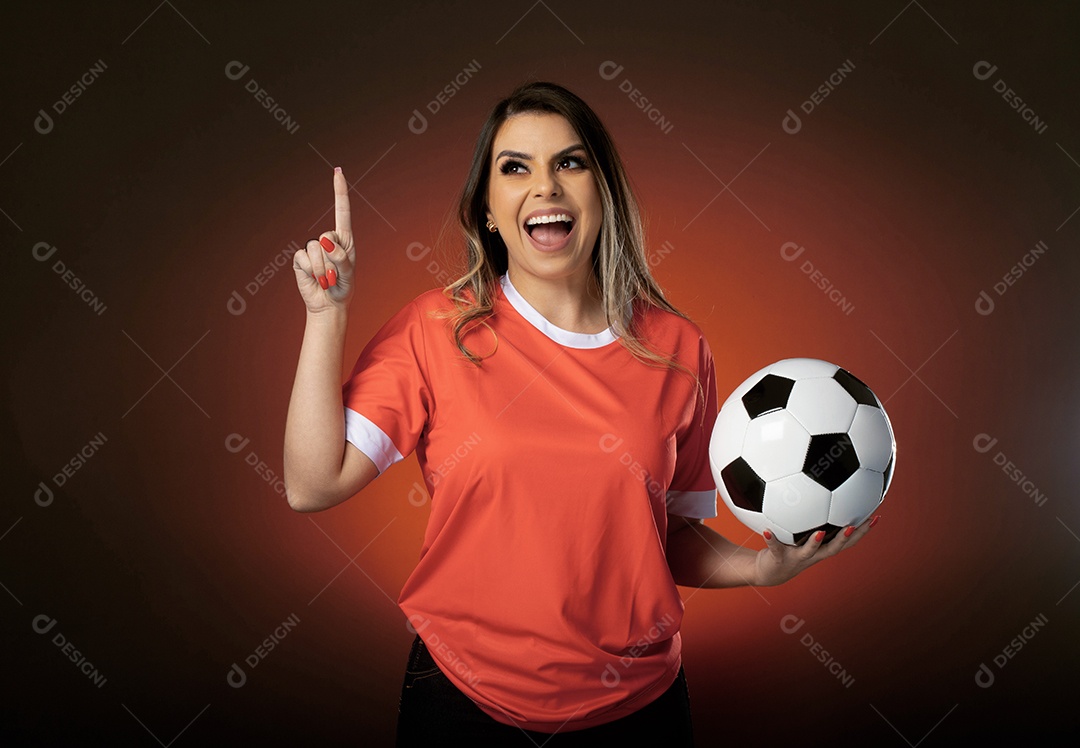fã de futebol de mulher torcendo por seu clube e time favoritos. mundo