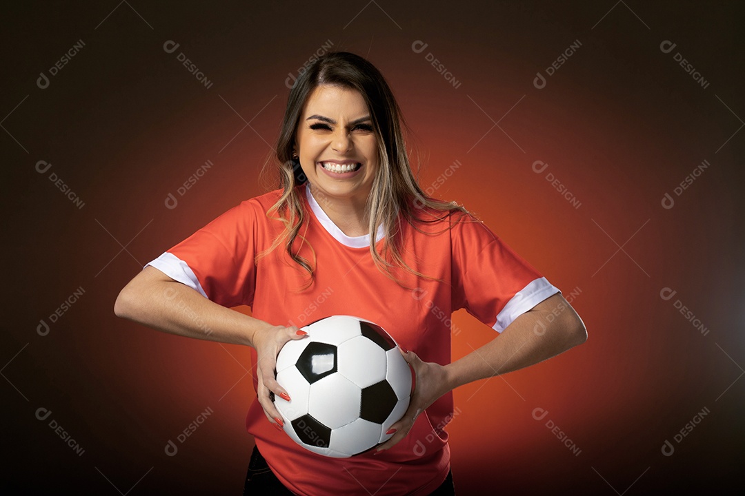 fã de futebol de mulher torcendo por seu clube e time favoritos. mundo
