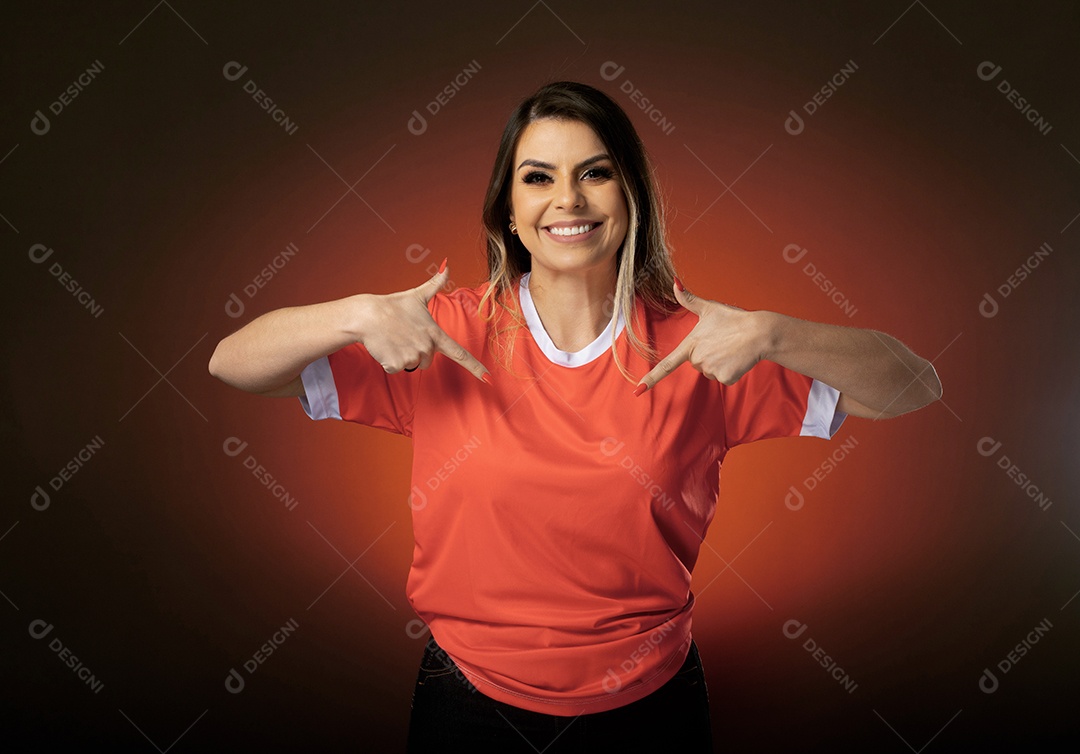 fã de futebol de mulher torcendo por seu clube e time favoritos. mundo